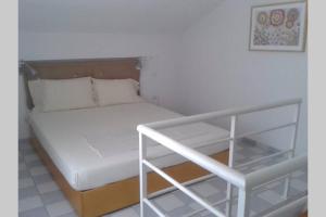 奥马斯帕纳吉亚斯Havikee, private beach villa!的一张小床,在房间里摆放着架子