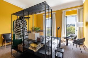 佛罗伦萨4F Boutique Hotel Florence的一间设有黄色墙壁和一张带镜子的床的房间