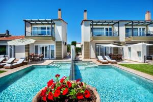 卡尼奥提Sunny Villas Resort & Spa的一座带游泳池和房子的别墅