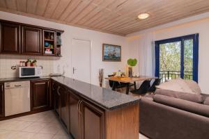 圣尼古拉奥斯Armiriki Holiday Home的厨房以及带沙发和桌子的客厅。