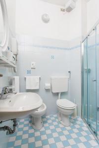 加提欧马里Hotel Spiaggia的白色的浴室设有水槽和卫生间。