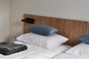 斯泰伦丹Dock Hotel Stellendam的床上铺有蓝色枕头的床