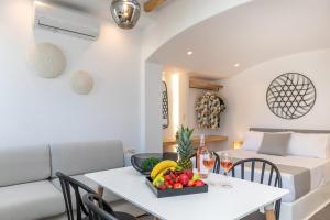 纳克索乔拉Naxos DownTown Apartments & Suites的客厅配有桌子和床。
