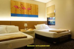 Vimala Hills Resort Cozy Villa Puncak Gadog Bogor客房内的一张或多张床位
