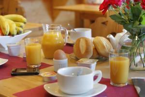 布齐耶比利牛斯2000普拉德拉酒店的桌子上放着橙汁和面包