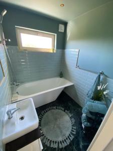 TuraidaVizbules的浴室配有盥洗盆和浴缸。