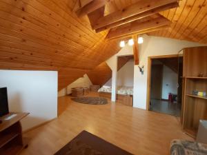 布什泰尼Camere de inchiriat Cascada的大型客厅设有木制天花板和1张床。