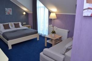 敖德萨Hotel Ajur的酒店客房,配有床和沙发