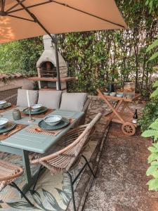 巴代尔纳La Vita Bella Villa的庭院内桌椅和遮阳伞