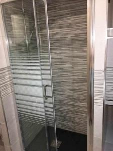 加瓦Apartment La Gavina Beach Barcelona Airport的浴室里设有玻璃门淋浴