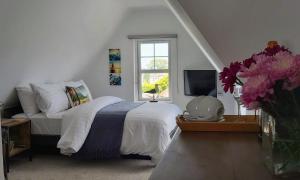 滨海克拉克顿Viva Guest House的白色的卧室设有床和窗户