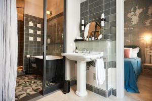 莱比锡Cora Apartments的一间带水槽和淋浴的浴室