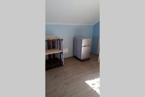 诺利Mansarda a Noli的带冰箱的厨房和木地板