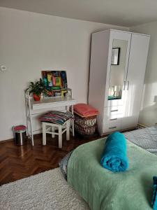 瓦拉日丁Apartman Anđela的一间卧室配有一张床、一张书桌和一面镜子