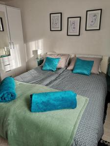 瓦拉日丁Apartman Anđela的卧室内的两张床和蓝色枕头