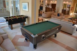 科孚镇Corfu Hellinis Hotel的客厅设有台球桌和台球桌。