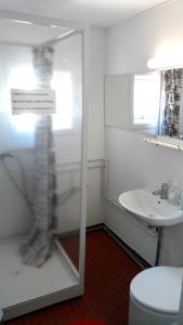 Oqaatsut索恩诺德里斯酒店 的一间带玻璃淋浴间和水槽的浴室