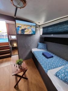希洪Experiencia en el mar Gijon C的小房间设有一张床和一张桌子