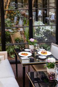 巴黎圣瑞吉斯酒店的餐桌上放有食物盘子的桌子