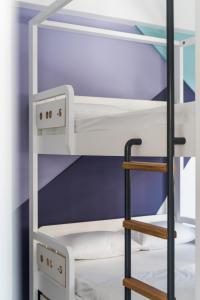 干尼亚Cocoon City Hostel的客房内的双层床,带梯子