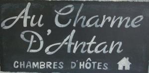 FéronAu charme d'antan的一种粉笔牌,上面写着一个很有可能的黑白字塔