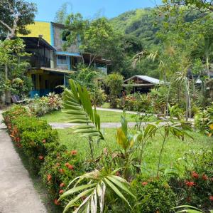 圣玛丽Tapicoa Village Retreat的花卉和植物花园度假屋
