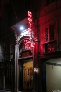 都灵Hotel Antica Dogana的建筑物一侧的 ⁇ 虹灯标志