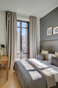 巴塞罗那64号公寓的一间卧室设有一张大床和一个大窗户