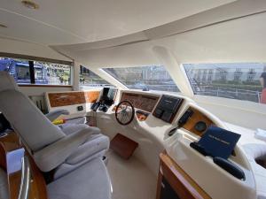 汉布尔Luxury Italian Motor Yacht的船舱美景