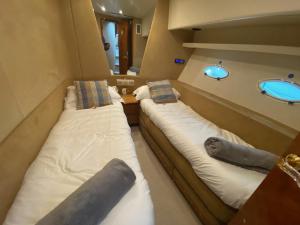 汉布尔Luxury Italian Motor Yacht的小型客房配有2张床和水槽。