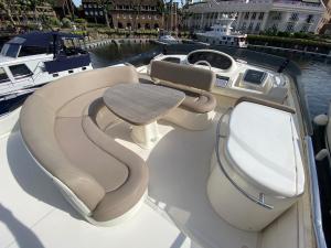 汉布尔Luxury Italian Motor Yacht的船上有桌子和座位