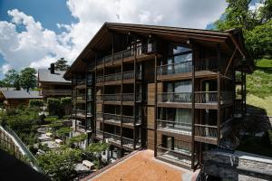 格林德尔瓦尔德Bergwelt Grindelwald - Alpine Design Resort的享有大楼外景,设有阳台