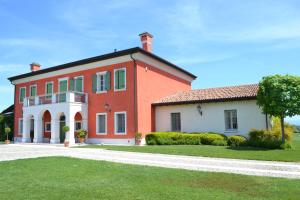 代森扎诺-德尔加达Villa San Pietro的一座红色和白色的大房子,有车道
