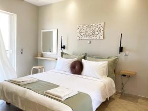 佩特罗克欧里恩Sea & Sky by Marisa的卧室配有一张白色大床和镜子