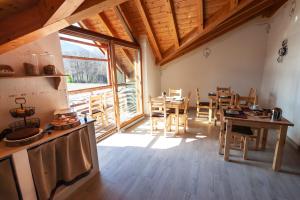 科马诺泰梅B&B da Sabry e Gian的厨房以及带桌椅的用餐室。