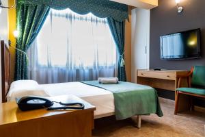 费罗尔席尔瓦酒店的酒店客房,配有床和电视