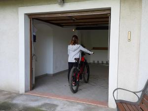 科马诺泰梅B&B da Sabry e Gian的站在车库自行车旁的女人