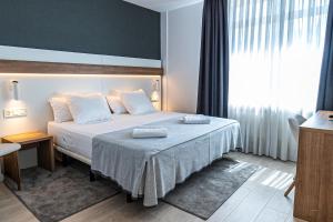费罗尔席尔瓦酒店的一间卧室配有一张床,上面有两条毛巾