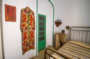 丹吉尔Bayt Alice Hostel的卧室配有一张床,墙上挂着窗帘