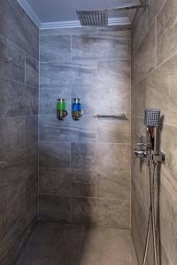 哈尔基岛Althea Apartments 2的浴室设有灰色瓷砖淋浴。