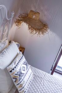 哈尔基岛Althea Apartments 2的一间卧室配有一张带枕头和风扇的床。