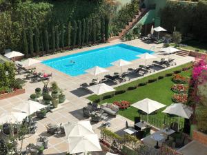 卡萨布兰卡卡萨布兰卡酒店的享有带椅子和遮阳伞的游泳池的上方景色