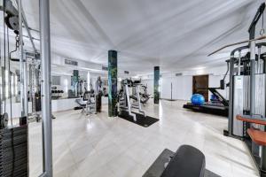 普里莫尔斯科хотел Свети Николай Приморско的带有跑步机的健身房的图片
