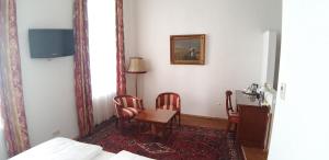 维也纳杜米兹尔酒店的配有桌椅和镜子的客房