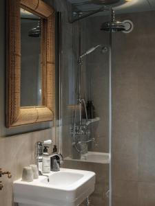 巴黎HOTEL SOOKIE的一间带水槽和淋浴的浴室