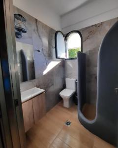帕尔加Nerajoula House的一间带卫生间、水槽和镜子的浴室