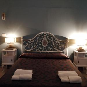 圣朱利亚诺-泰尔梅奥西住宿加早餐旅馆的一间卧室配有一张带2个床头柜的大床