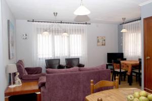 InguanzoCasa CORCEDU的客厅配有紫色沙发和桌子
