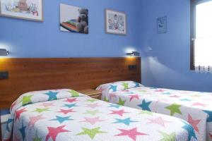 InguanzoCasa CORCEDU的蓝色墙壁客房的两张床