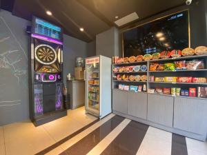 中坜JS Hotel 捷适商旅 - 艺术文旅的一间杂货店,内配冰箱和时钟
